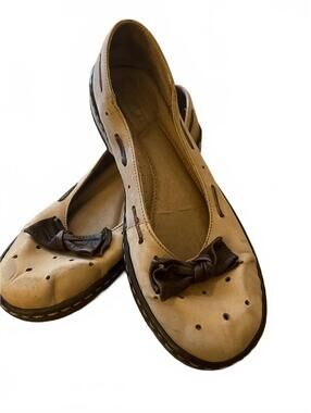 Børn Women's Beige Leather Flats with Bow Accent